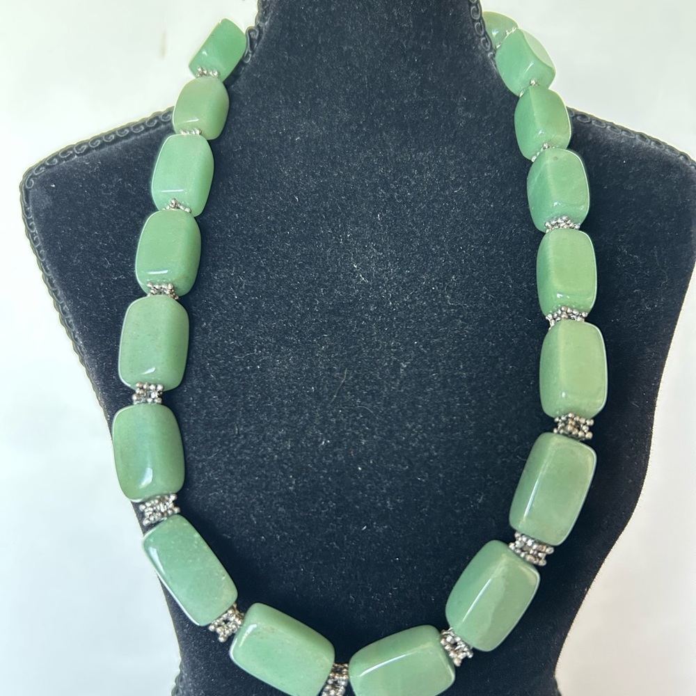 Elegant Jade Green Stone Beaded Necklace Gem Sage Vintage